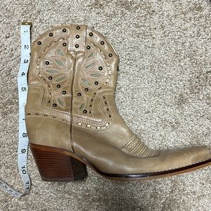 Tan leather cowgirl boots made in Brazil,in great condition